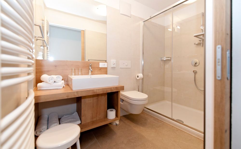 Modernes Badezimmer mit Dusche, Toilette und Waschbecken